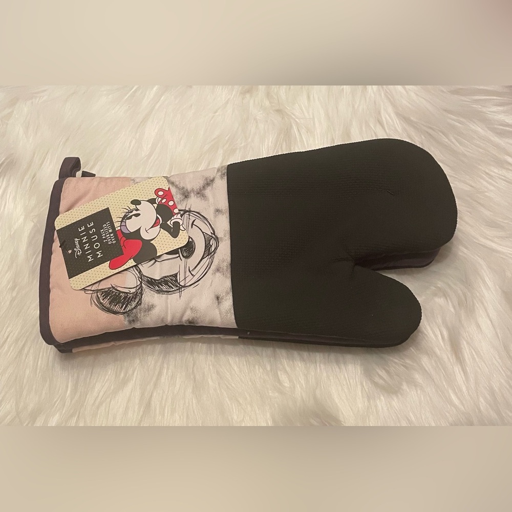 BNWT Minnie Mouse Oven Mitts